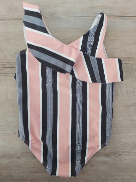 Rúžové pásikavé plavky, 104