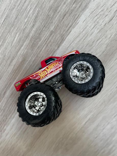 Hot wheels monster trucks svietiaci v tme hbn02,