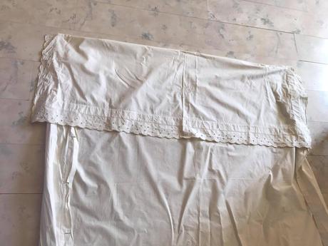 Biele plátno s vyšívaním, 