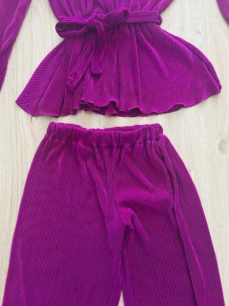 Nádherný plisovaný komplet značky greenapple, 