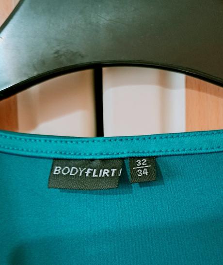 Nádherné kvalitné šaty raz oblečené, 34