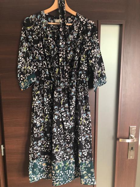 Krásne kvetované šaty, s