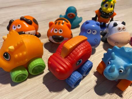 Malé dinosaury autá, zvieratká s krútiacimi hlavam, 