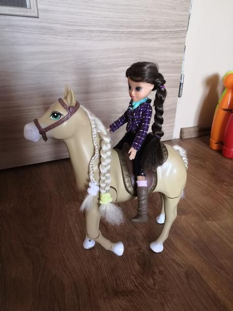 Chodiaci koník s bábikou, 