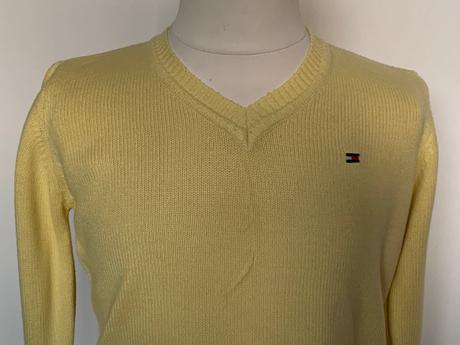 Žltý sveter s v výstrihom, 110