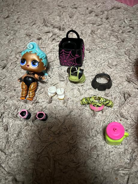 Lol babika s prislusenstvom vid foto, 