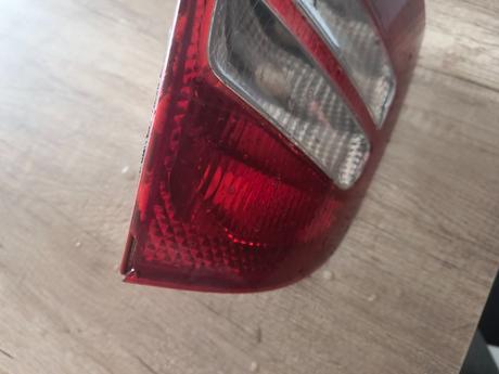 Ľavé zadné svetlo na škoda octavia sedan,