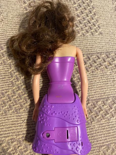 Krásna svietiaca barbie, vydávajúca zvuky bozku a,