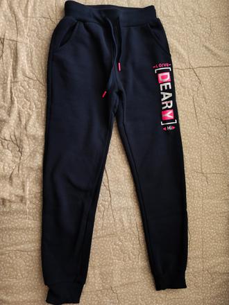 Dievčenské tepláky, 146