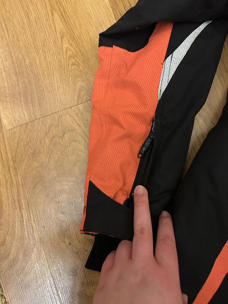 Lyžiarska bundách, 152