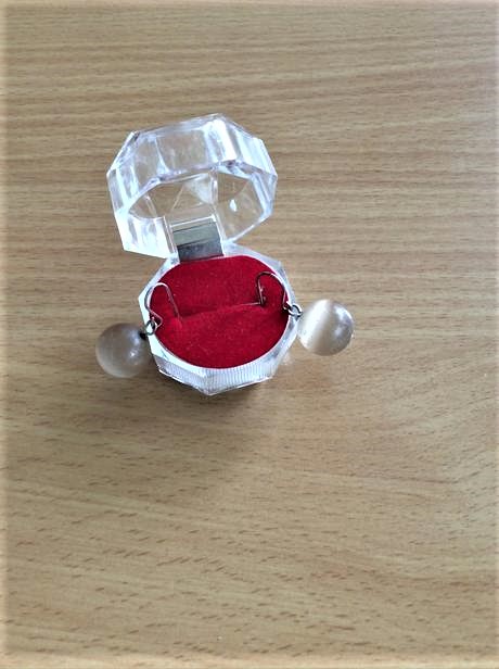 Náušnice z mliečneho skla, 