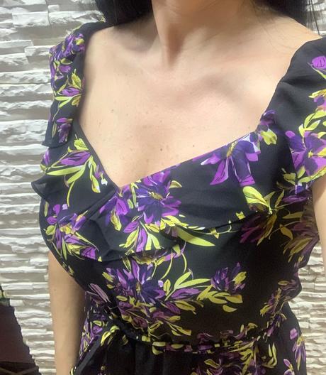 Dlhé letné šaty s fialovými kvetmi zn. guess, guess,l / m