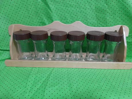 Drevená polička a 6 x koreničky.,