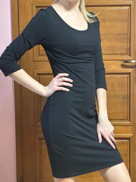 Čierne obtiahnuté šaty, s