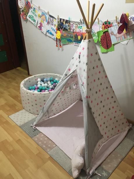 Tee-pee stan, bazen s gulickami a koberec, 