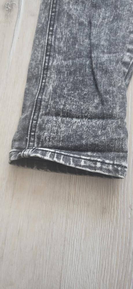 Šedé džínsy, gate,s