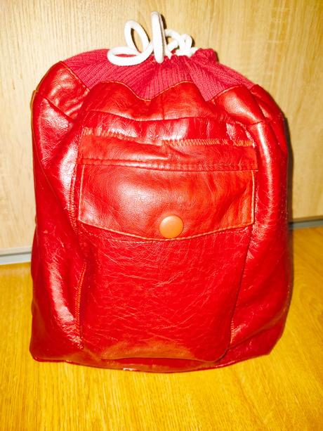 Červený výrazný ruksak,