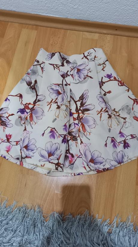 Krasna suknička, xs