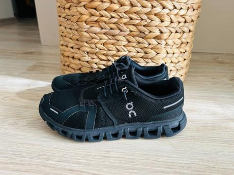 Tenisky švajčiarskej značky on cloud, pc 150 eur, 37