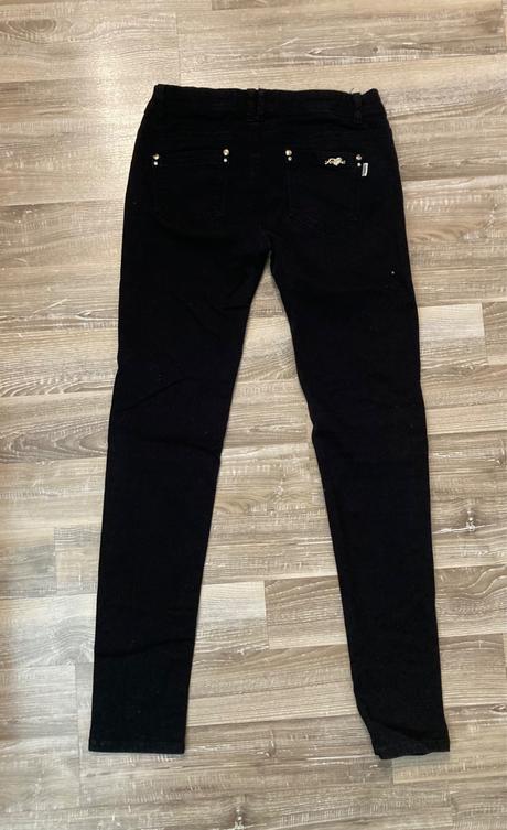 Čierne rifle veľ.l-29,majú zlaté zdobenie, l