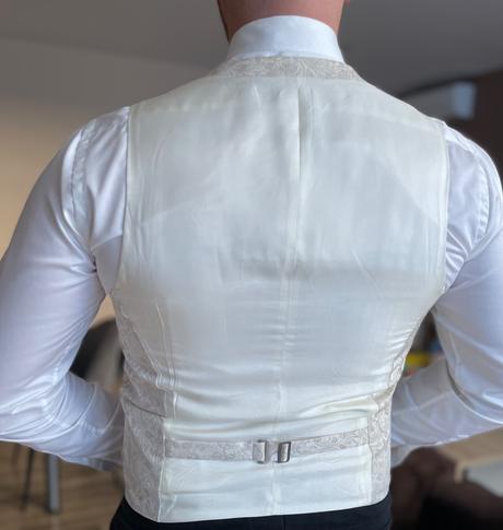 Svadobná vesta s viazankou a vreckovkou, 52