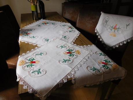 Ručne vyšívaný set vianočných obrusov obrusy a štó, 