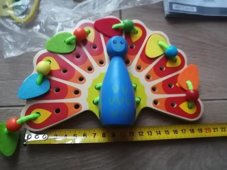 Drevená navliekačka páv,