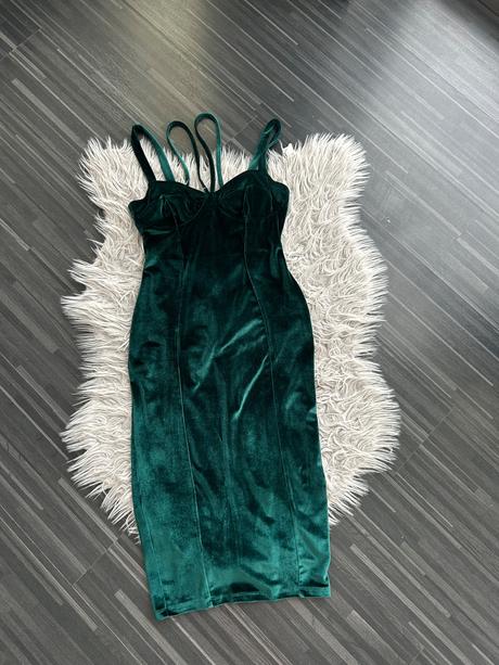 Zamatové zelene saty, 36