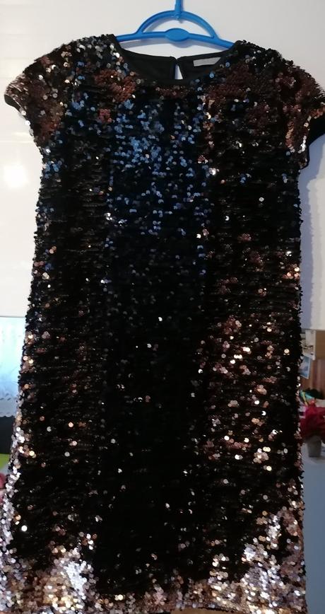 Šaty s otočnými flitrami, 158