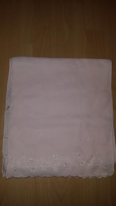 Krásne šaty s korálikmi a štólou, 38