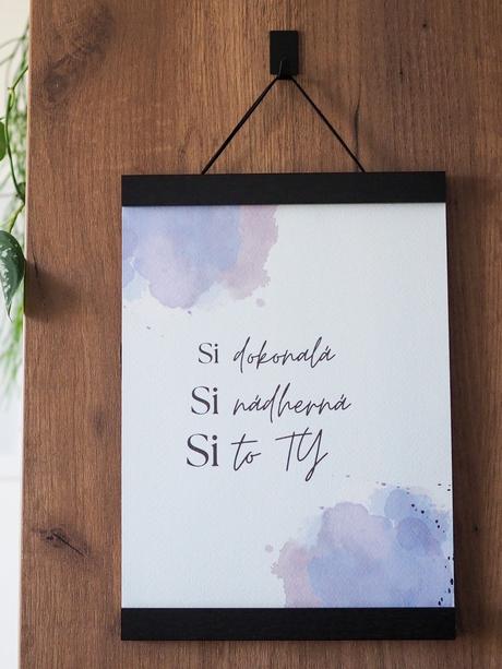 Print / obraz -fialová akvarelová grafika s textom,