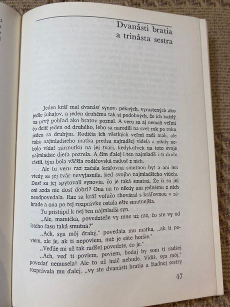 Krásna retro stará kniha rozprávok zakliata hora, 