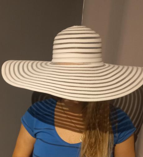Biely plážový klobúk, 