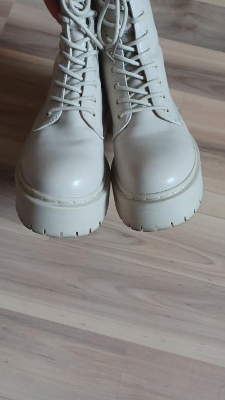 Bledé krémové workery, 36