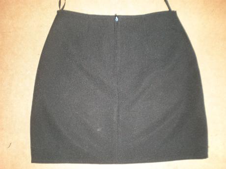 Jednoduchá čierna sukňa, s