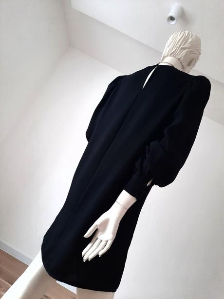 Minimalistické malé čierne, s