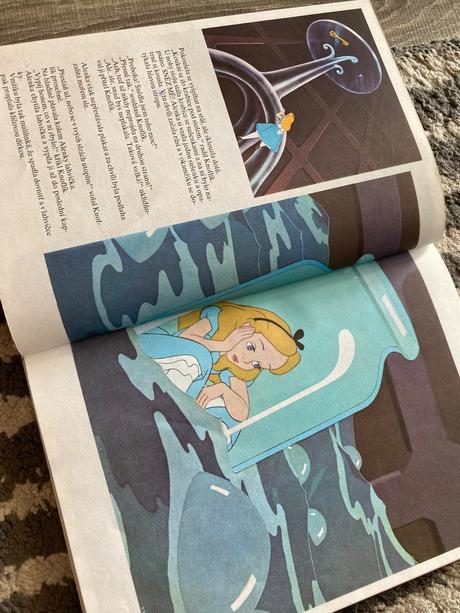 Walt disney alenka v kraji divů. autíčko modrásek, 