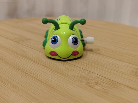 Pohyblivá naťahovacia húsenica na kľúčik, 10 cm, 