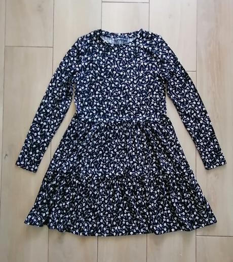 Šaty s drobnými kvietkami čiernobiele, fishbone,xs