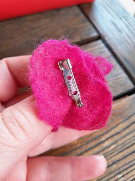 Plstený kvet brošňa alebo spona do vlasov,