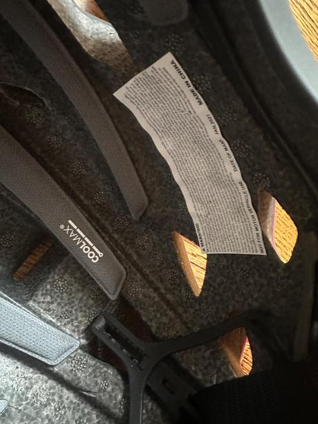 Ciklisticka prilba, m