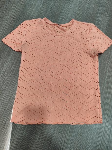 Letné dierkované tričko veľ. s, s