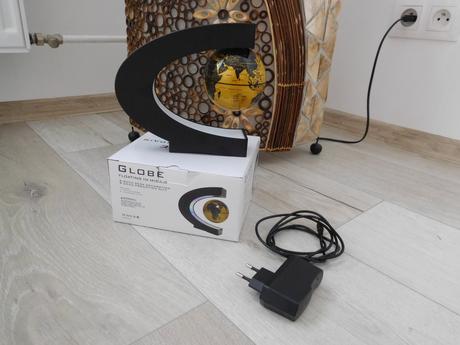 Svietidlo-globe floating and rotating midair,