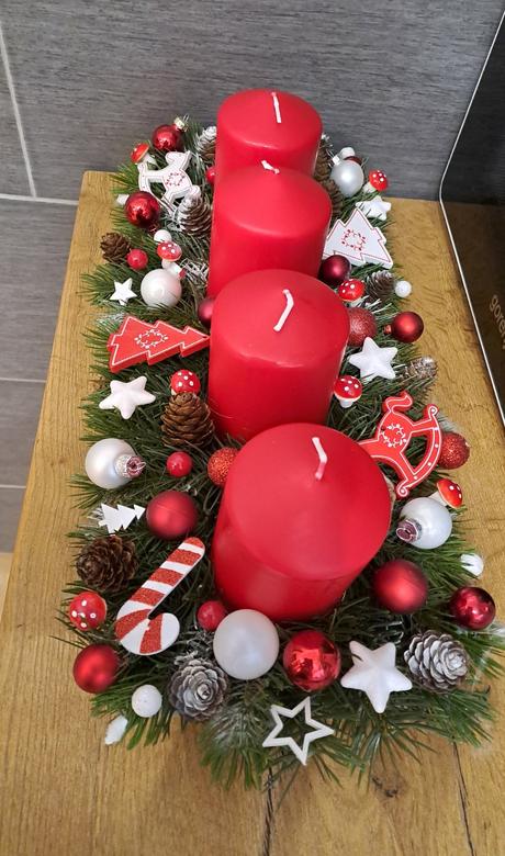 Adventný svietnik červeno biely  dĺžka  45 cm, 