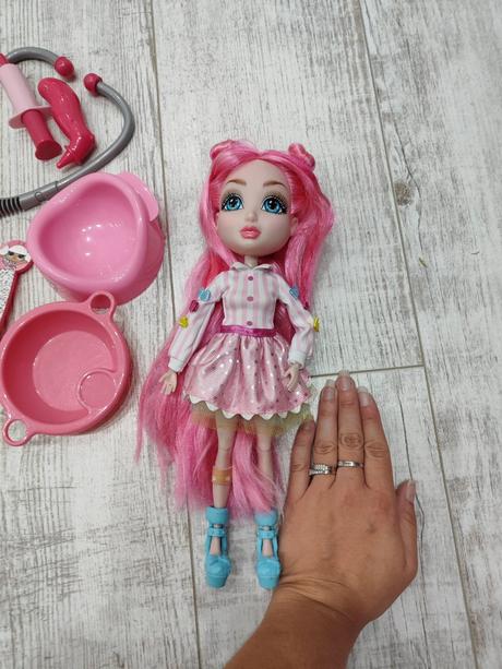 Bábika aj s príslušenstvom, 