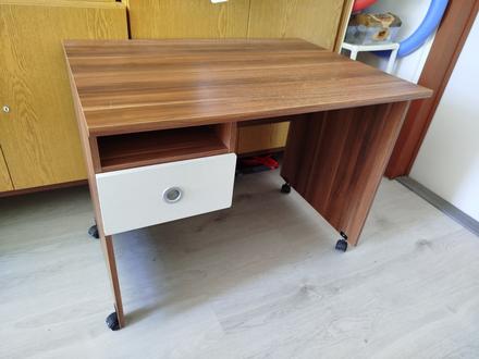 Písací stôl na kolieskach,