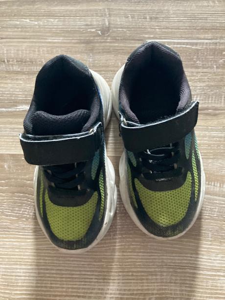 Blikajúce tenisky, 25