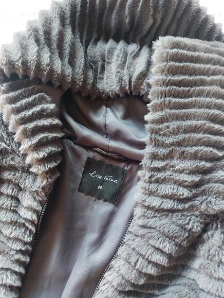 Jemný ľahký kozusok budnicka s kapucou, m