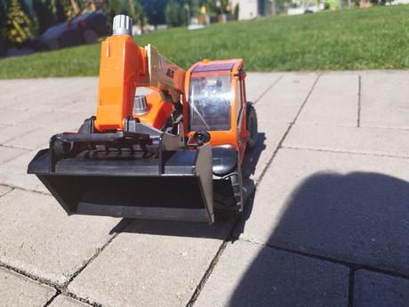 Bruder nakladač - bager s teleskopickým ramenom,