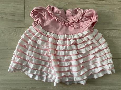 Šaty s volánmi, 62